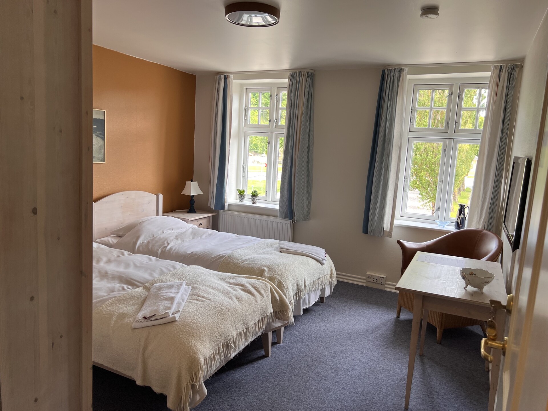 Lyst værelse på Aamølle med to senge og siddeplads ved vinduerne